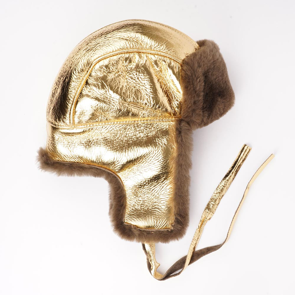 The unique design of the Zhuomala One Side Shearling Hat features a one-sided shearling construction, ensuring both warmth and a distinctive flair. The natural insulating properties of Australian sheepskin make this hat a reliable companion against the winter chill, providing a cocoon of coziness for your head and ears.