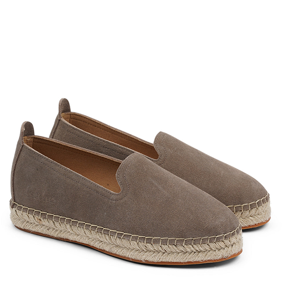 Our all time favorit espadrilles. These beautiful espadrilles are handmade of soft suede for the best comfort. The high rubber sole is covered with jute which means that the sole will not swallow if it gets wet. Furthermore we have added a soft EVA inner sole which is covered with leather and can be removed. This is one of the best espadrilles in the market.