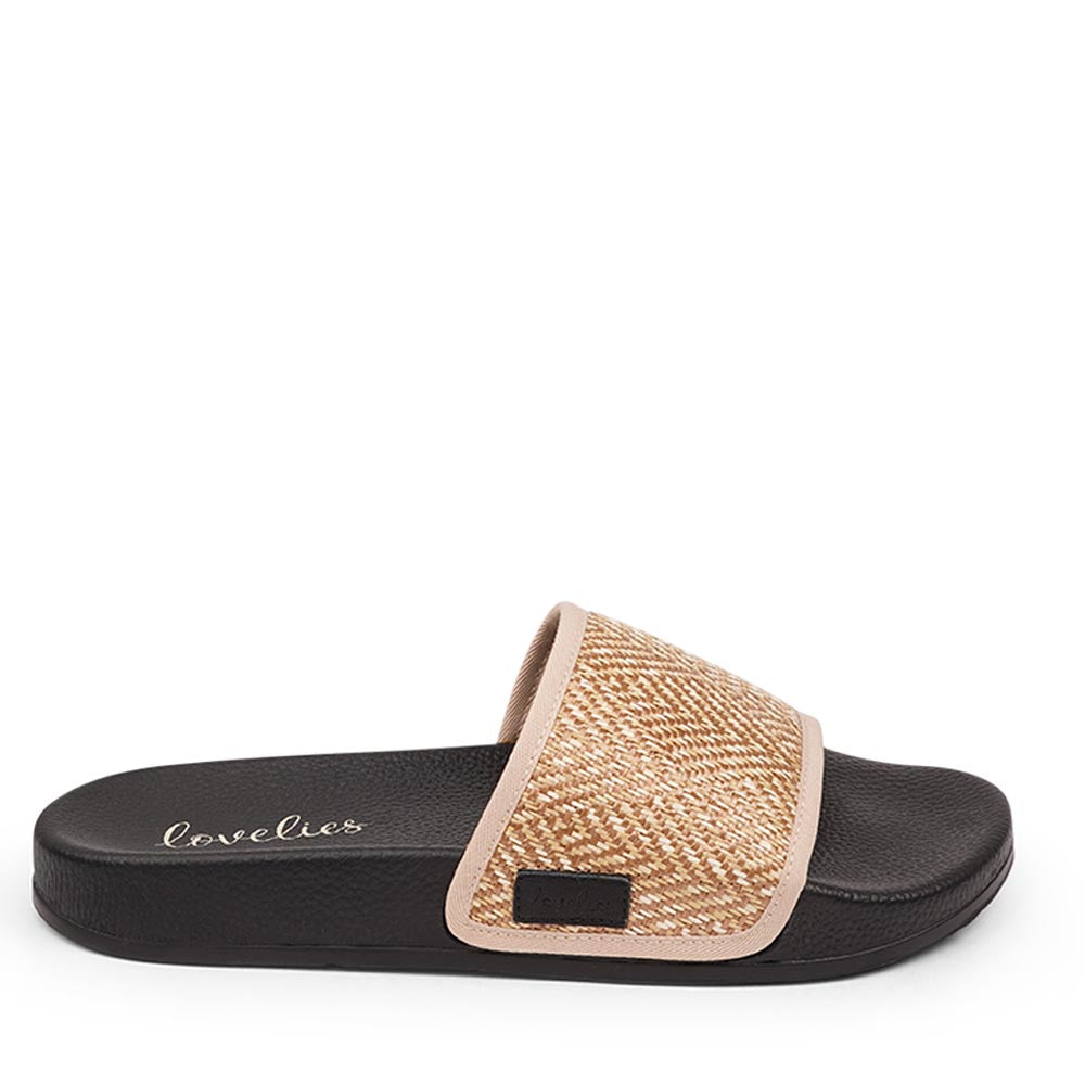 Since 2019 Lovelies Studio has been creating shoes and leathergoods for women and men inspired by an open mind, Scandinavian minimalism and a bit of vintage influences. Fashion slides with soft rubber soles, perfect for your next summer vacation.