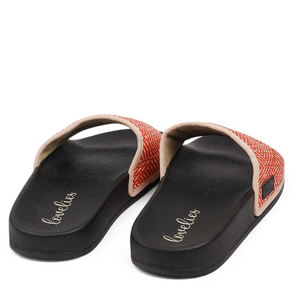 Since 2019 Lovelies Studio has been creating shoes and leathergoods for women and men inspired by an open mind, Scandinavian minimalism and a bit of vintage influences. Fashion slides with soft rubber soles, perfect for your next summer vacation.