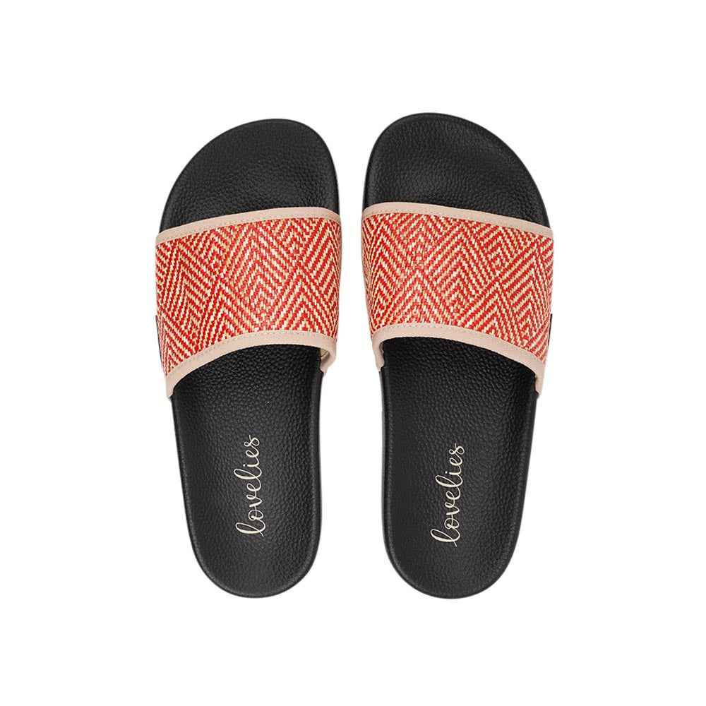 Since 2019 Lovelies Studio has been creating shoes and leathergoods for women and men inspired by an open mind, Scandinavian minimalism and a bit of vintage influences. Fashion slides with soft rubber soles, perfect for your next summer vacation.