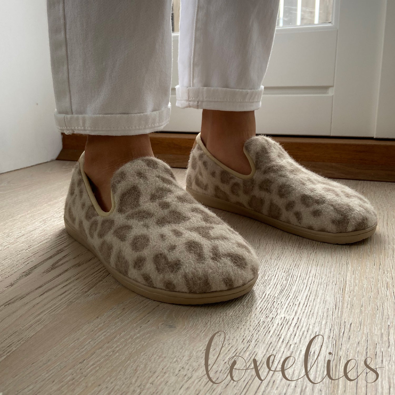 Soft and cosy lounge slippers  Lovelies lounge slippers are the essence of comfortability. When you’re in the need of surrounding your feet in soft and warm slippers, Lovelies lounge slippers are the answer. With soft and durable soles, fine wool and a gorgeous design, you’ll never want to wear any other home-shoe to make you feel at ease.  Enjoy your Lovelies!  See our Size Guide  Material:  Outsole / Insole : Rubber  Footbed: Curly faux fur Lining: Curly faux fur Upper: 80% Wool – 20% polyester