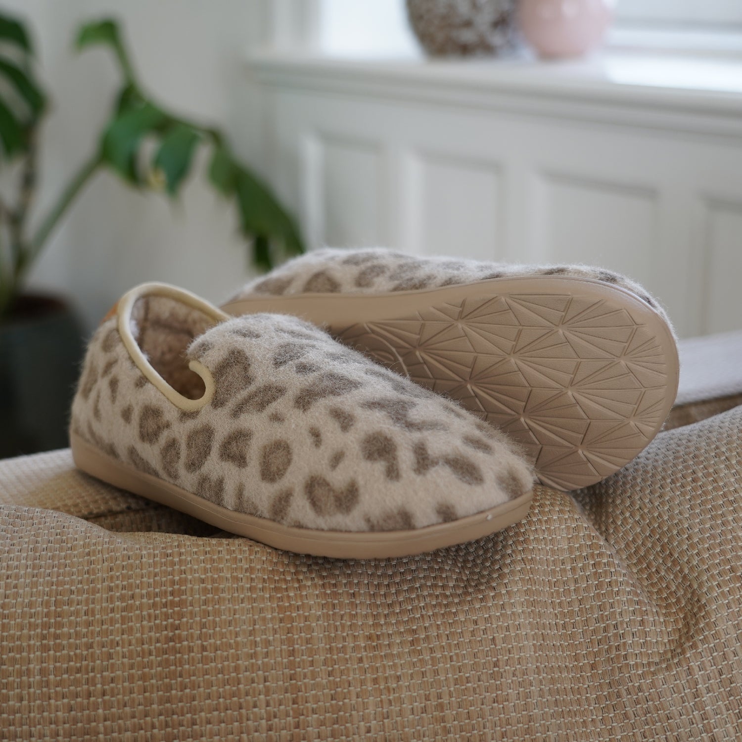 Lovelies Candi lounge slippers leopard taupe fur LL8504 Lovelies lounge slippers are the essence of comfortability. When you’re in the need of surrounding your feet in soft and warm slippers, Lovelies lounge slippers are the answer. With soft and durable soles, fine wool and a gorgeous design, you’ll never want to wear any other home-shoe to make you feel at ease.