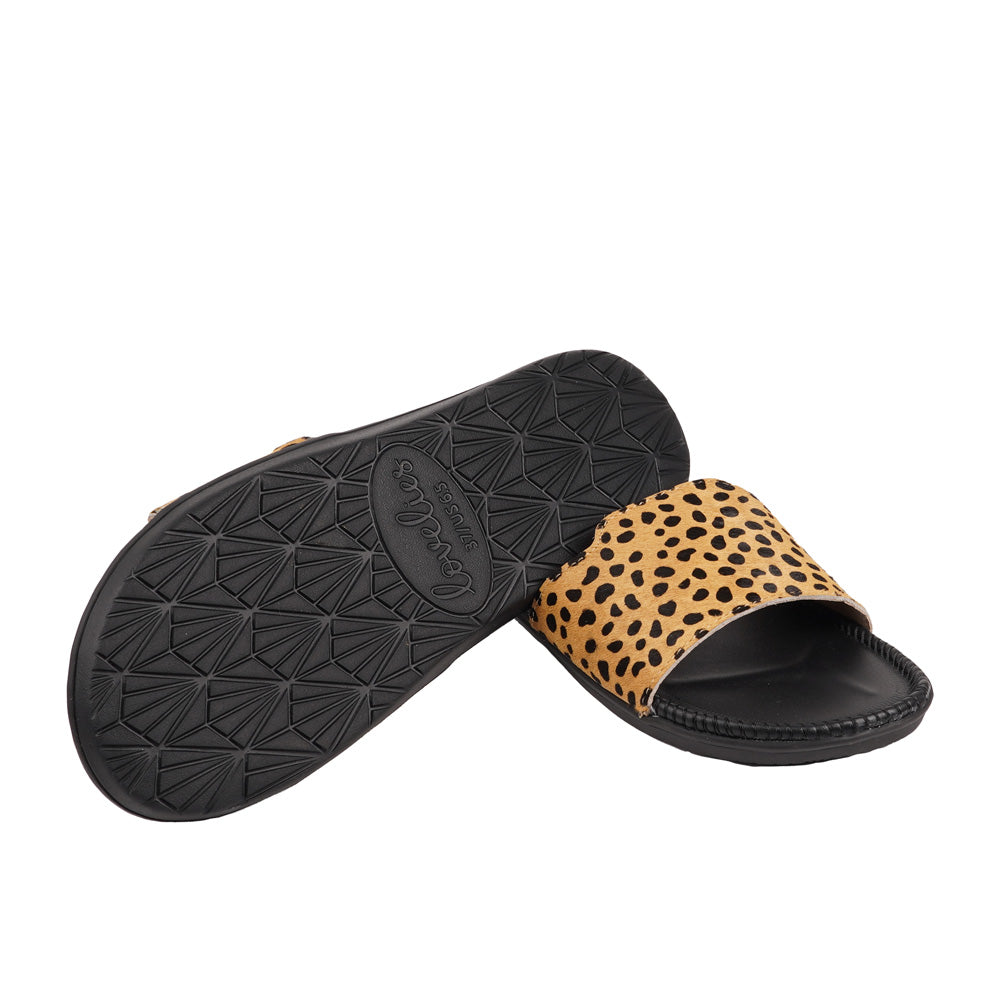 Once you’ve tried Lovelies’ summer sandals you’ll never want to wear any other footwear. With its delicate and soft fabrics, you feel at ease and elegant at the same time. The easy to-go sandals with their striking summer colours are a perfect fit to your feminine summer dresses and your light blue summer jeans. Enjoy your Lovelies! See our Size Guide Material: Outsole / Insole : Rubber Footbed: 100% cow leather Lining: 100% cow leather Upper: Horse Skin