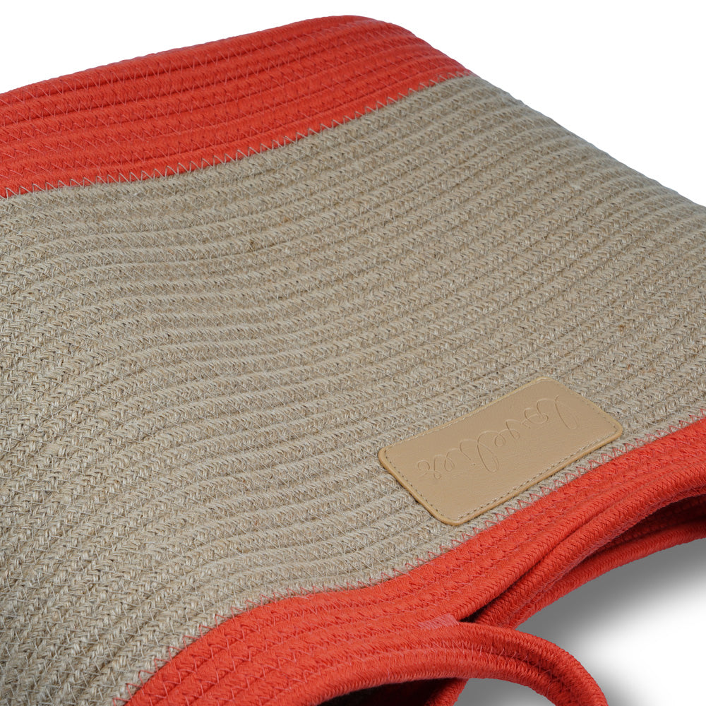 For those cheerful springdays and warm sunny summerdays all you need is a gorgeous beach bag. Lovelies has made an elegant one in cotton and recycled polyester and it comes in 8 beautiful colours. Whether you’re off to a picnic, going shopping or having a lazy day at the beach, a Lovelies beach bag will be your true companion. Enjoy your Lovelies! Material: Cotton and recycled polyester Logo in leather Hand made