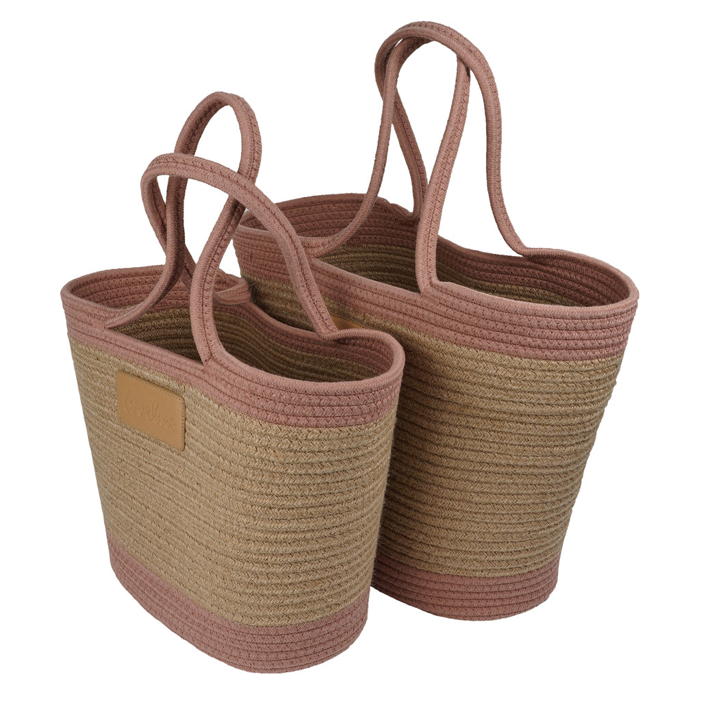 For those cheerful springdays and warm sunny summerdays all you need is a gorgeous beach bag. Lovelies has made an elegant one in cotton and recycled polyester and it comes in 8 beautiful colours. Whether you’re off to a picnic, shopping or a lazy day at the beach, a Lovelies beach bag will be your all-time favourite companion.