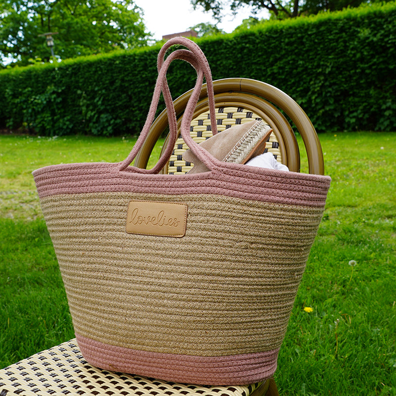 For those cheerful springdays and warm sunny summerdays all you need is a gorgeous beach bag.  Lovelies has made an elegant one in cotton and recycled polyester and it comes in 8 beautiful colours.    Whether you’re off to a picnic, shopping or a lazy day at the beach, a Lovelies beach bag will be your all-time favourite companion.