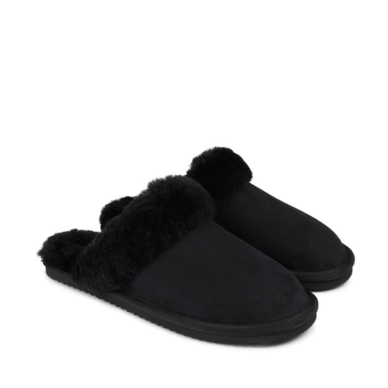 Lovelies Studio - Homeshoes - Hjemmesko -  Soft and cosy shearling slippers  Lovelies shearling slippers are the essence of comfortability. When you’re in the need of surrounding your feet in soft and warm slippers, Lovelies shearling slippers are the answer. With soft and durable soles, warm shearling and a gorgeous design, you’ll never want to wear any other home-shoe to make you feel at ease.