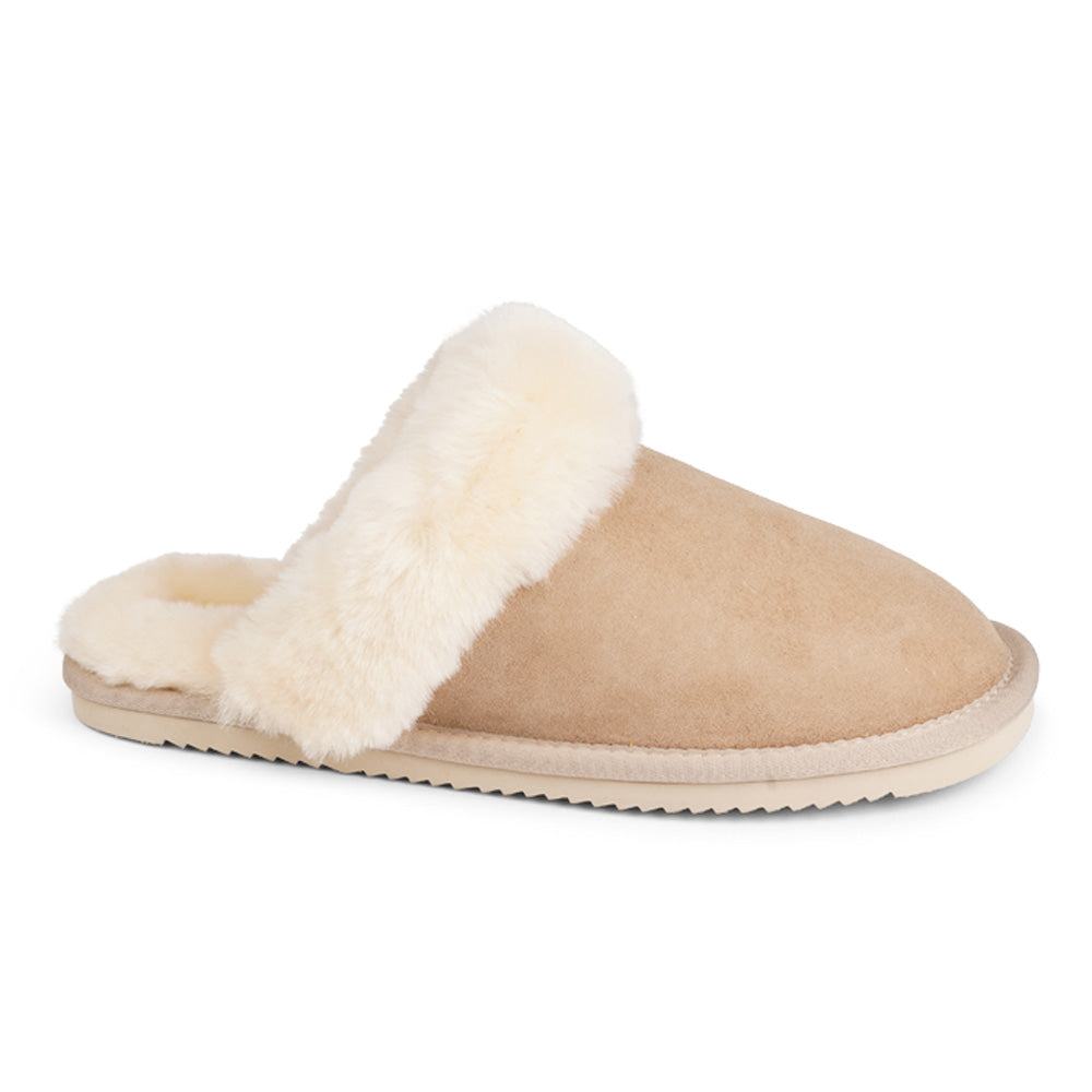 Lovelies Studio - Homeshoes - Hjemmesko -  Soft and cosy shearling slippers  Lovelies shearling slippers are the essence of comfortability. When you’re in the need of surrounding your feet in soft and warm slippers, Lovelies shearling slippers are the answer. With soft and durable soles, warm shearling and a gorgeous design, you’ll never want to wear any other home-shoe to make you feel at ease.