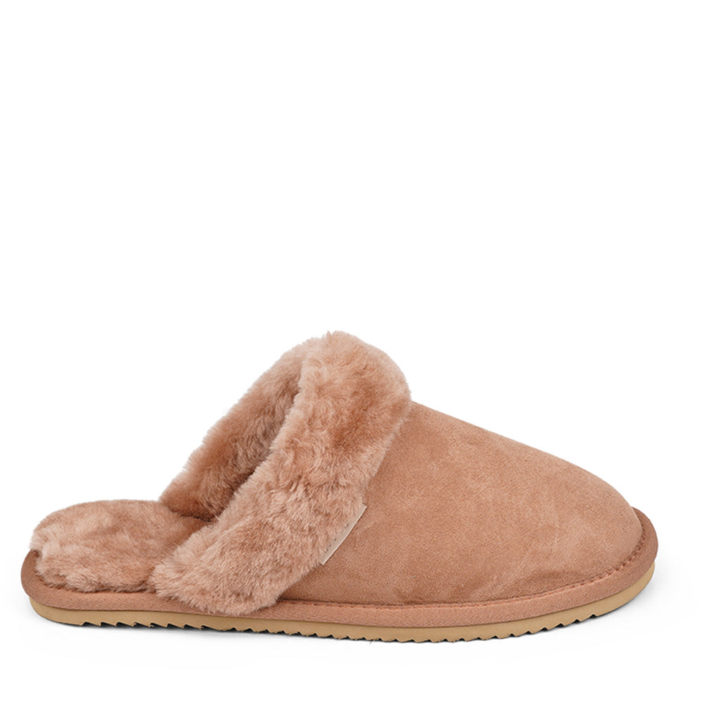Lovelies Studio - Homeshoes - Hjemmesko - Soft and cosy shearling slippers Lovelies shearling slippers are the essence of comfortability. When you’re in the need of surrounding your feet in soft and warm slippers, Lovelies shearling slippers are the answer. With soft and durable soles, warm shearling and a gorgeous design, you’ll never want to wear any other home-shoe to make you feel at ease.