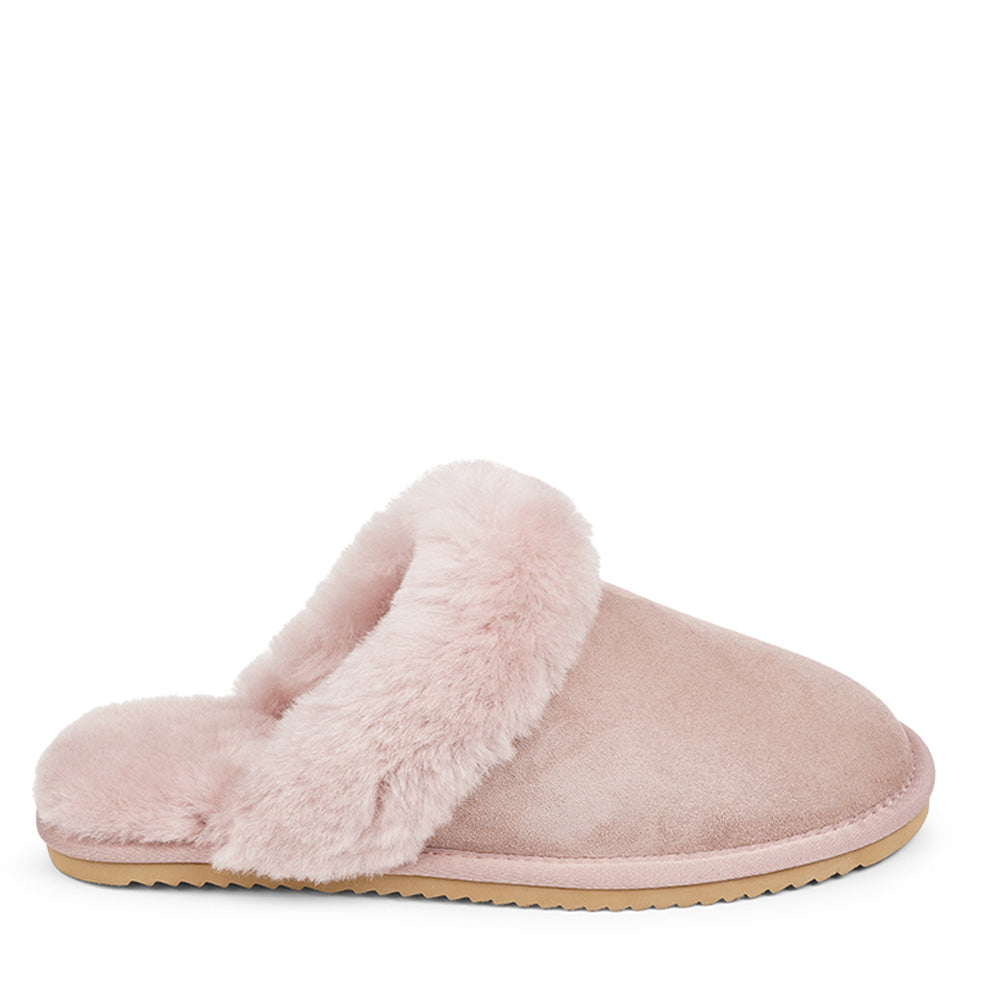 Lovelies Studio - Homeshoes - Hjemmesko - Soft and cosy shearling slippers Lovelies shearling slippers are the essence of comfortability. When you’re in the need of surrounding your feet in soft and warm slippers, Lovelies shearling slippers are the answer. With soft and durable soles, warm shearling and a gorgeous design, you’ll never want to wear any other home-shoe to make you feel at ease.