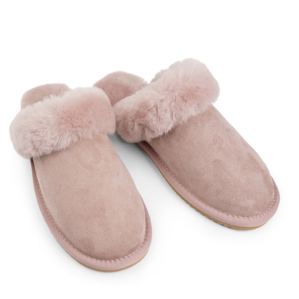 Lovelies Studio - Homeshoes - Hjemmesko - Soft and cosy shearling slippers Lovelies shearling slippers are the essence of comfortability. When you’re in the need of surrounding your feet in soft and warm slippers, Lovelies shearling slippers are the answer. With soft and durable soles, warm shearling and a gorgeous design, you’ll never want to wear any other home-shoe to make you feel at ease.