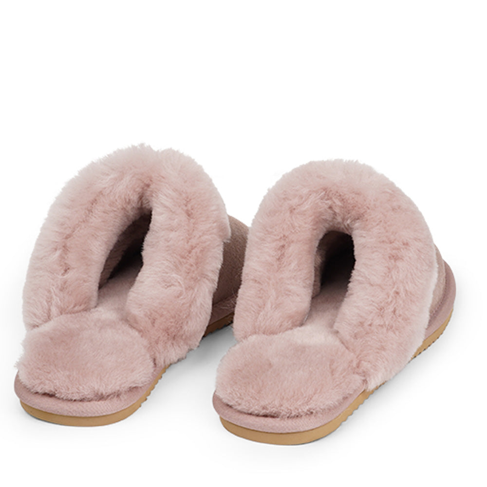Lovelies Studio - Homeshoes - Hjemmesko - Soft and cosy shearling slippers Lovelies shearling slippers are the essence of comfortability. When you’re in the need of surrounding your feet in soft and warm slippers, Lovelies shearling slippers are the answer. With soft and durable soles, warm shearling and a gorgeous design, you’ll never want to wear any other home-shoe to make you feel at ease.