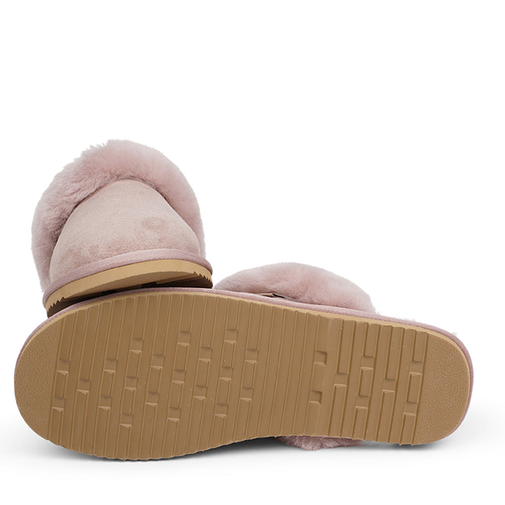 Lovelies Studio - Homeshoes - Hjemmesko -  Soft and cosy shearling slippers  Lovelies shearling slippers are the essence of comfortability. When you’re in the need of surrounding your feet in soft and warm slippers, Lovelies shearling slippers are the answer. With soft and durable soles, warm shearling and a gorgeous design, you’ll never want to wear any other home-shoe to make you feel at ease.