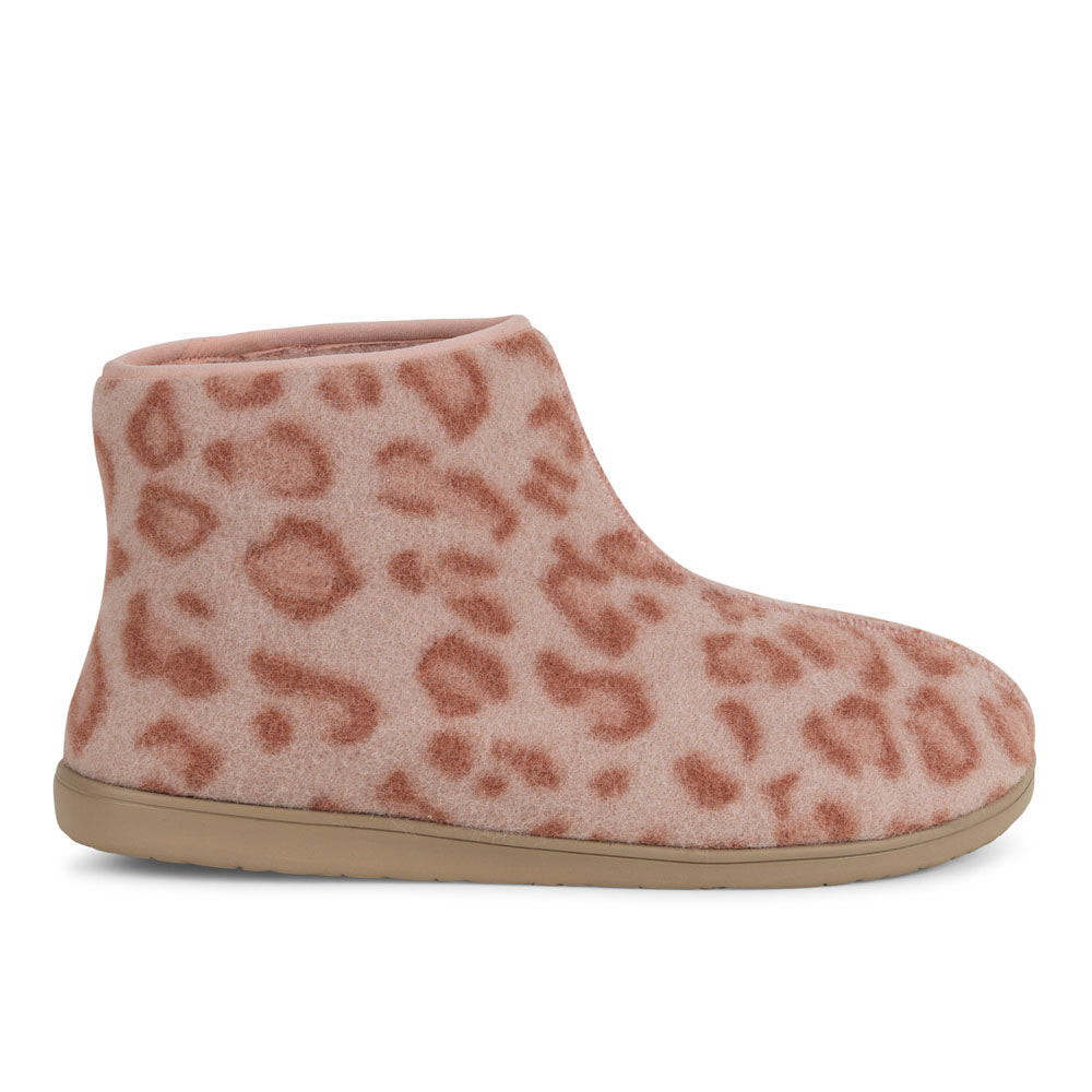 Soft and cosy lounge slippers Lovelies lounge slippers are the essence of comfortability. When you’re in the need of surrounding your feet in soft and warm slippers, Lovelies lounge slippers are the answer. With soft and durable soles, fine wool and a gorgeous design, you’ll never want to wear any other home-shoe to make you feel at ease. Lovelies lounge slippers