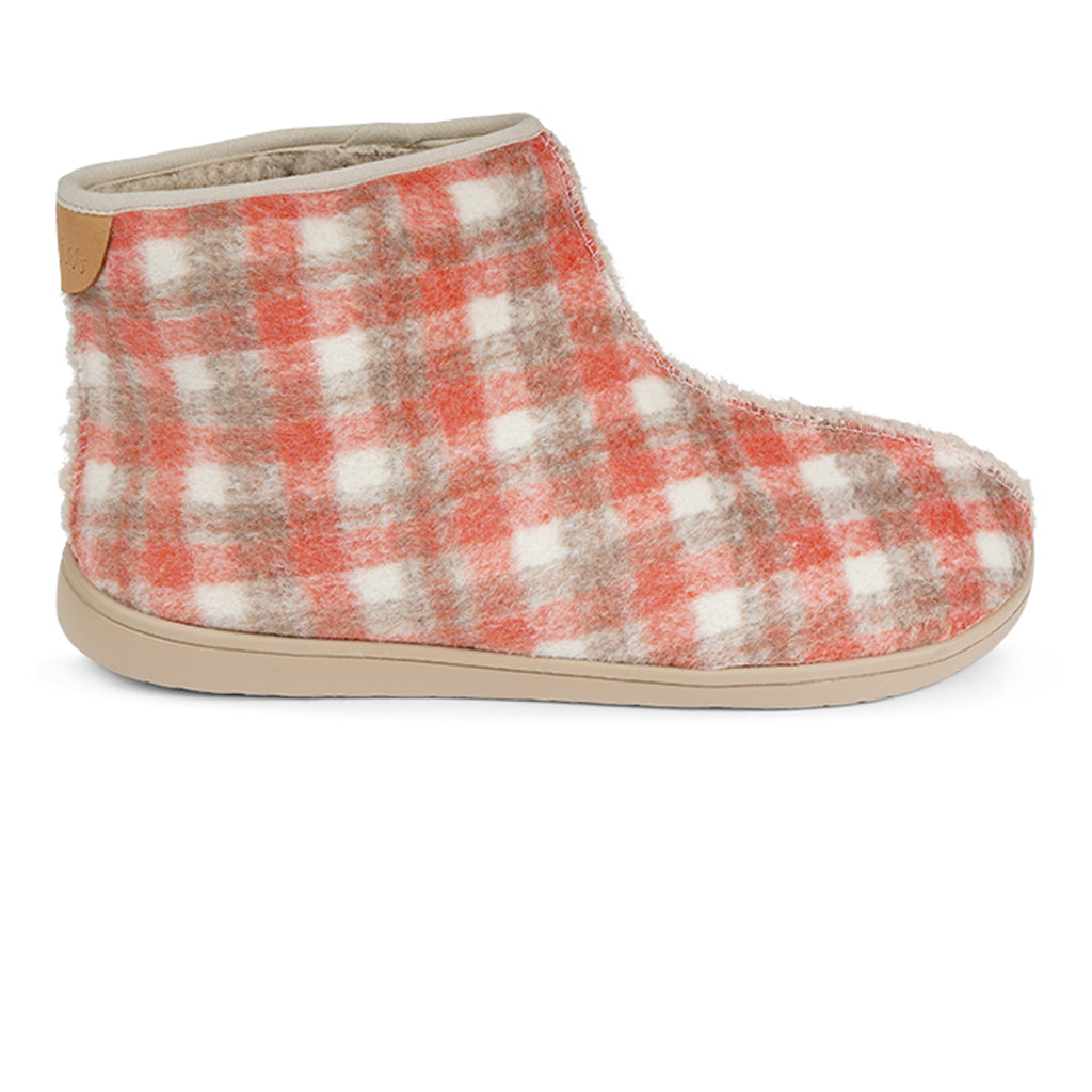 HL9512 Lovelies Sakala lounge slippers check coral Soft and cosy lounge slippers Lovelies lounge slippers are the essence of comfortability. When you’re in the need of surrounding your feet in soft and warm slippers, Lovelies lounge slippers are the answer. With soft and durable soles, fine wool and a gorgeous design, you’ll never want to wear any other home-shoe to make you feel at ease.