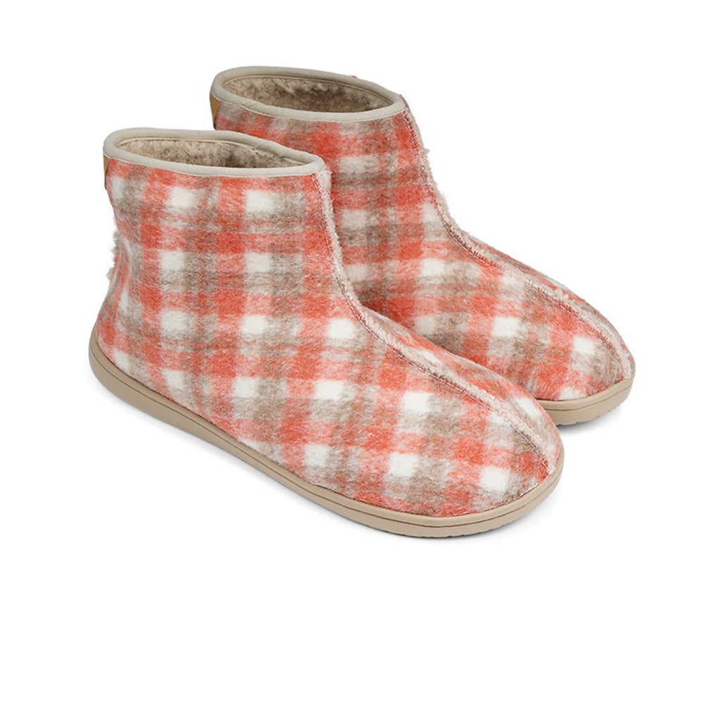 HL9512 Lovelies Sakala lounge slippers check coral Soft and cosy lounge slippers  Lovelies lounge slippers are the essence of comfortability. When you’re in the need of surrounding your feet in soft and warm slippers, Lovelies lounge slippers are the answer. With soft and durable soles, fine wool and a gorgeous design, you’ll never want to wear any other home-shoe to make you feel at ease.