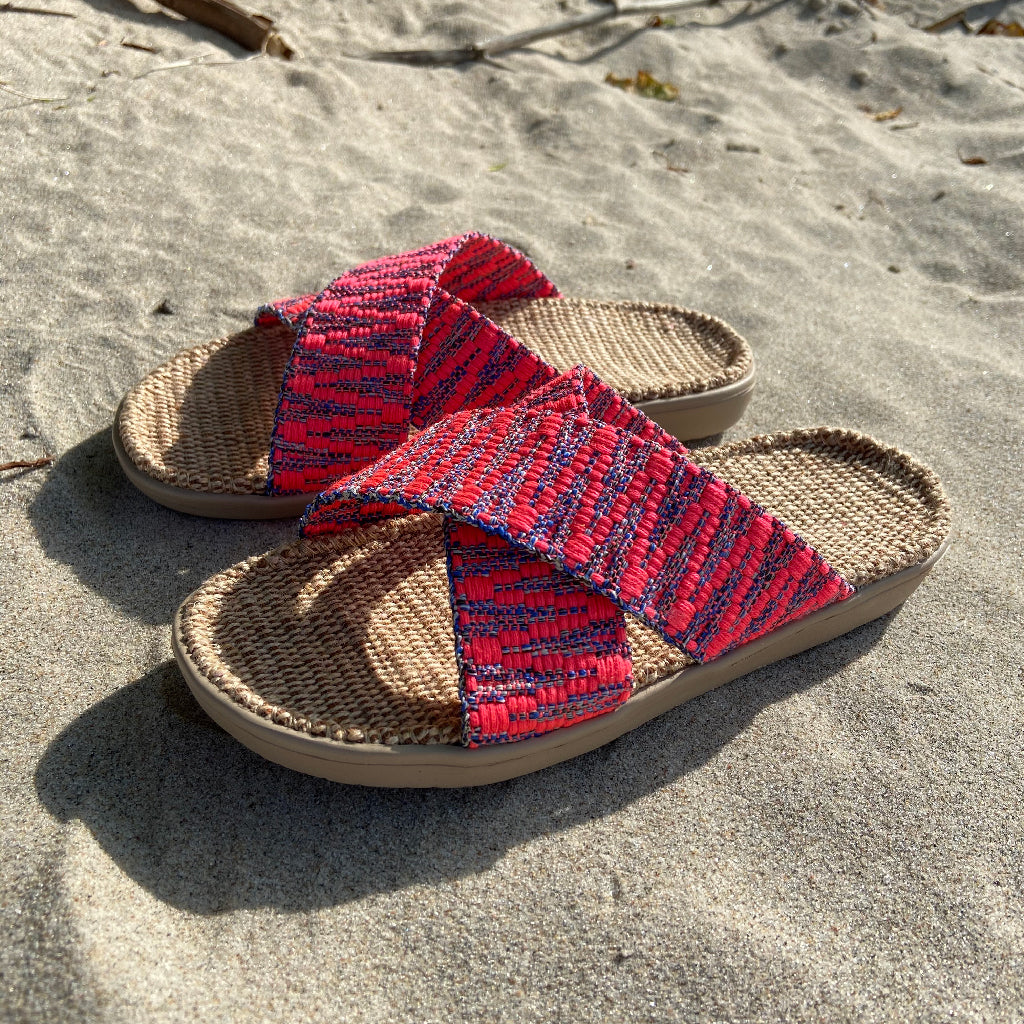 Summer sandals from danish brand Lovelies. The rubber sole is nice and soft which makes the sandal very comfortable. The inner sole is covered with woven jute and the straps are med of fine cotton. Sandal with woven straps. Harmal sandal from Lovelies in Denmark. The beautiful sandal is made of a soft rubber sole with natural jute and woven cotton straps.The soft inner sole is covered with jute.