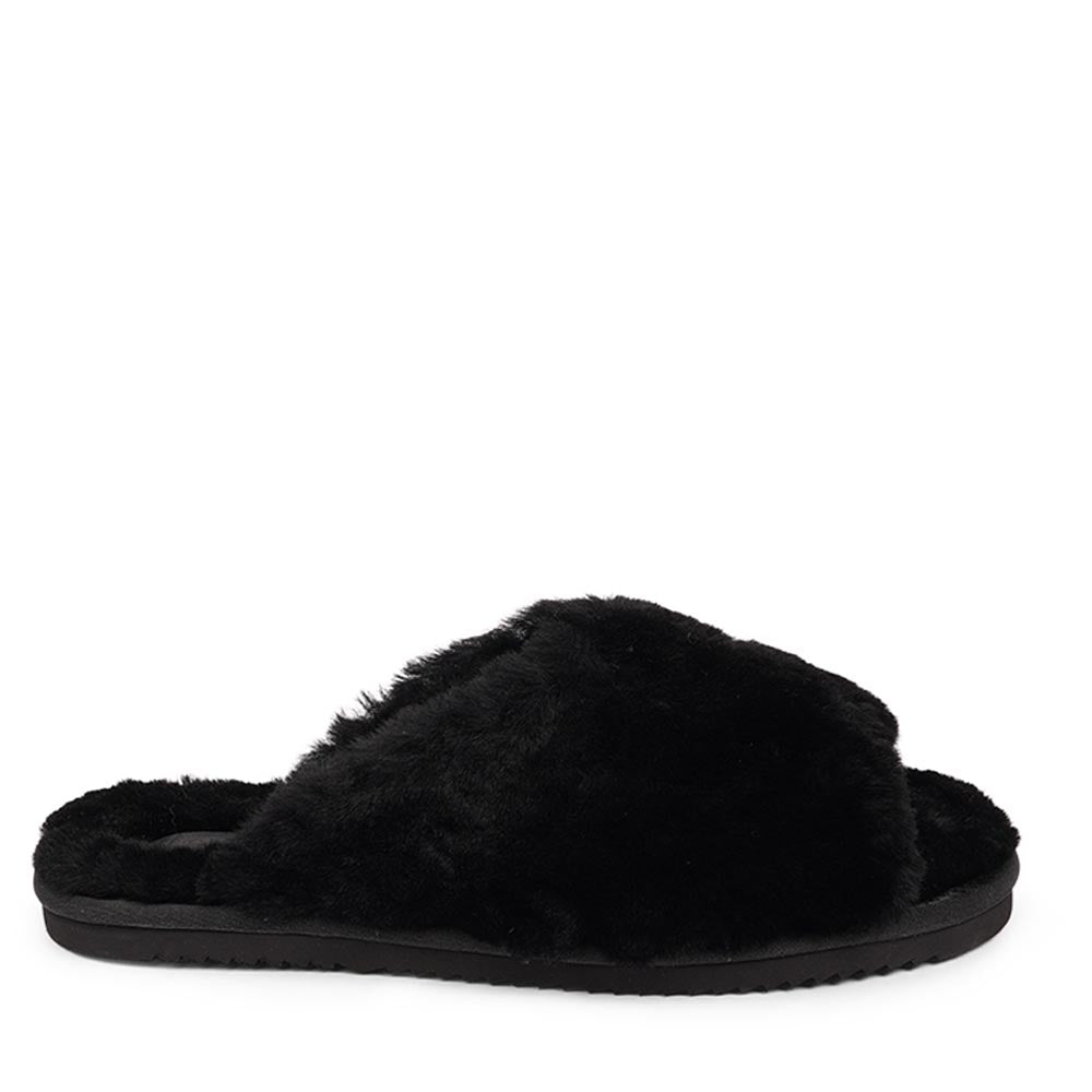 Since 2019 Lovelies Studio has been creating shoes and leathergoods for women and men inspired by an open mind, Scandinavian minimalism and a bit of vintage influences. The Cozy lounge slippers are hand made from Australien shearling. The solid sole makes it possible to use the slippers both indoor and outdoor.