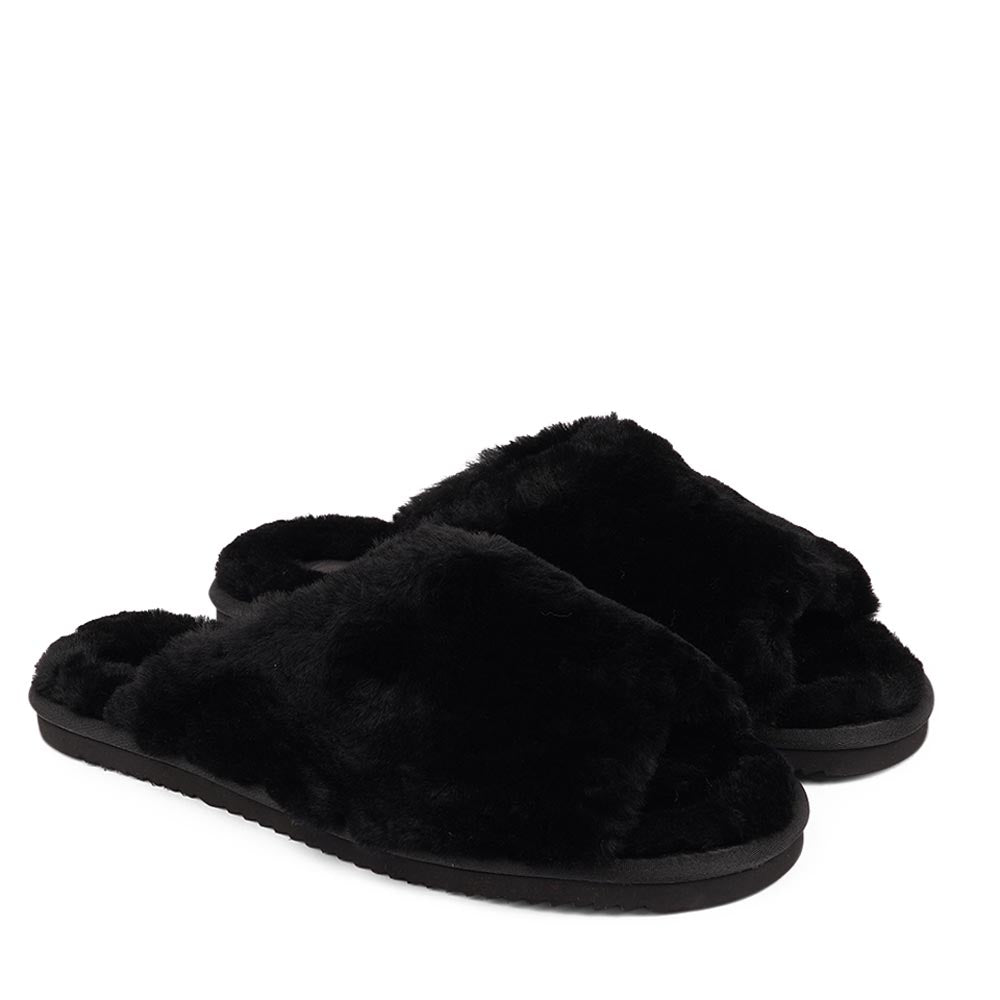 Since 2019 Lovelies Studio has been creating shoes and leathergoods for women and men inspired by an open mind, Scandinavian minimalism and a bit of vintage influences. The Cozy lounge slippers are hand made from Australien shearling. The solid sole makes it possible to use the slippers both indoor and outdoor.