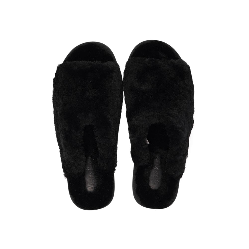 Since 2019 Lovelies Studio has been creating shoes and leathergoods for women and men inspired by an open mind, Scandinavian minimalism and a bit of vintage influences. The Cozy lounge slippers are hand made from Australien shearling. The solid sole makes it possible to use the slippers both indoor and outdoor.