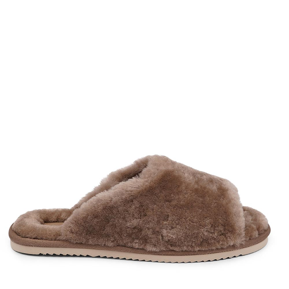 Since 2019 Lovelies Studio has been creating shoes and leathergoods for women and men inspired by an open mind, Scandinavian minimalism and a bit of vintage influences. The Cozy lounge slippers are hand made from Australien shearling. The solid sole makes it possible to use the slippers both indoor and outdoor.