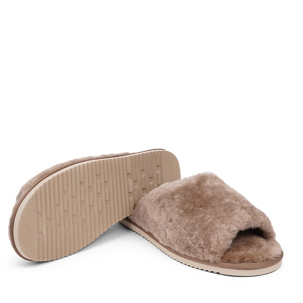 Since 2019 Lovelies Studio has been creating shoes and leathergoods for women and men inspired by an open mind, Scandinavian minimalism and a bit of vintage influences. The Cozy lounge slippers are hand made from Australien shearling. The solid sole makes it possible to use the slippers both indoor and outdoor.