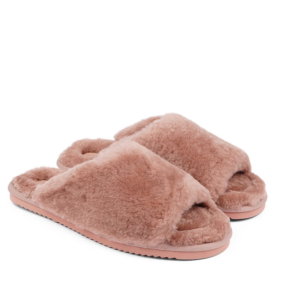 Since 2019 Lovelies Studio has been creating shoes and leathergoods for women and men inspired by an open mind, Scandinavian minimalism and a bit of vintage influences. The Cozy lounge slippers are hand made from Australien shearling. The solid sole makes it possible to use the slippers both indoor and outdoor.