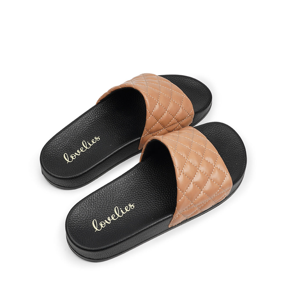 Once you’ve tried Lovelies’ summer slides you’ll never want to wear any other footwear. With its delicate and soft fabrics, you feel at ease and elegant at the same time. The easy to-go slides are a perfect fit to your everyday look or your feminine evening dresses.