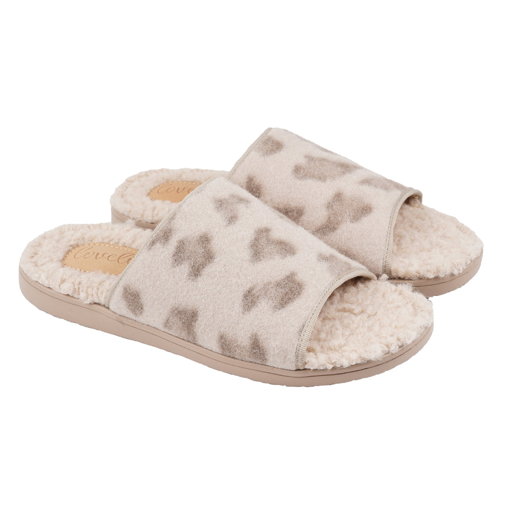 Lovelies Santi lounge slippers Leopard Taupe Lovelies lounge slippers are the essence of comfortability. When you’re in the need of surrounding your feet in soft and warm slippers, Lovelies lounge slippers are the answer. With soft and durable soles, fine wool and a gorgeous design, you’ll never want to wear any other home-shoe to make you feel at ease.