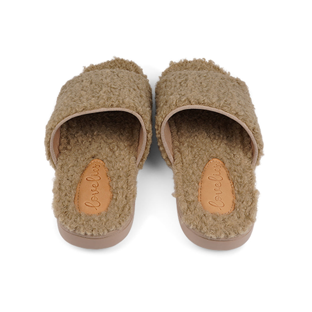 LL7134 Lovelies Santi lounge slippers mocca creme fur Soft and cosy lounge slippers Lovelies lounge slippers are the essence of comfortability. When you’re in the need of surrounding your feet in soft and warm slippers, Lovelies lounge slippers are the answer. With soft and durable soles, fine wool and a gorgeous design, you’ll never want to wear any other home-shoe to make you feel at ease.