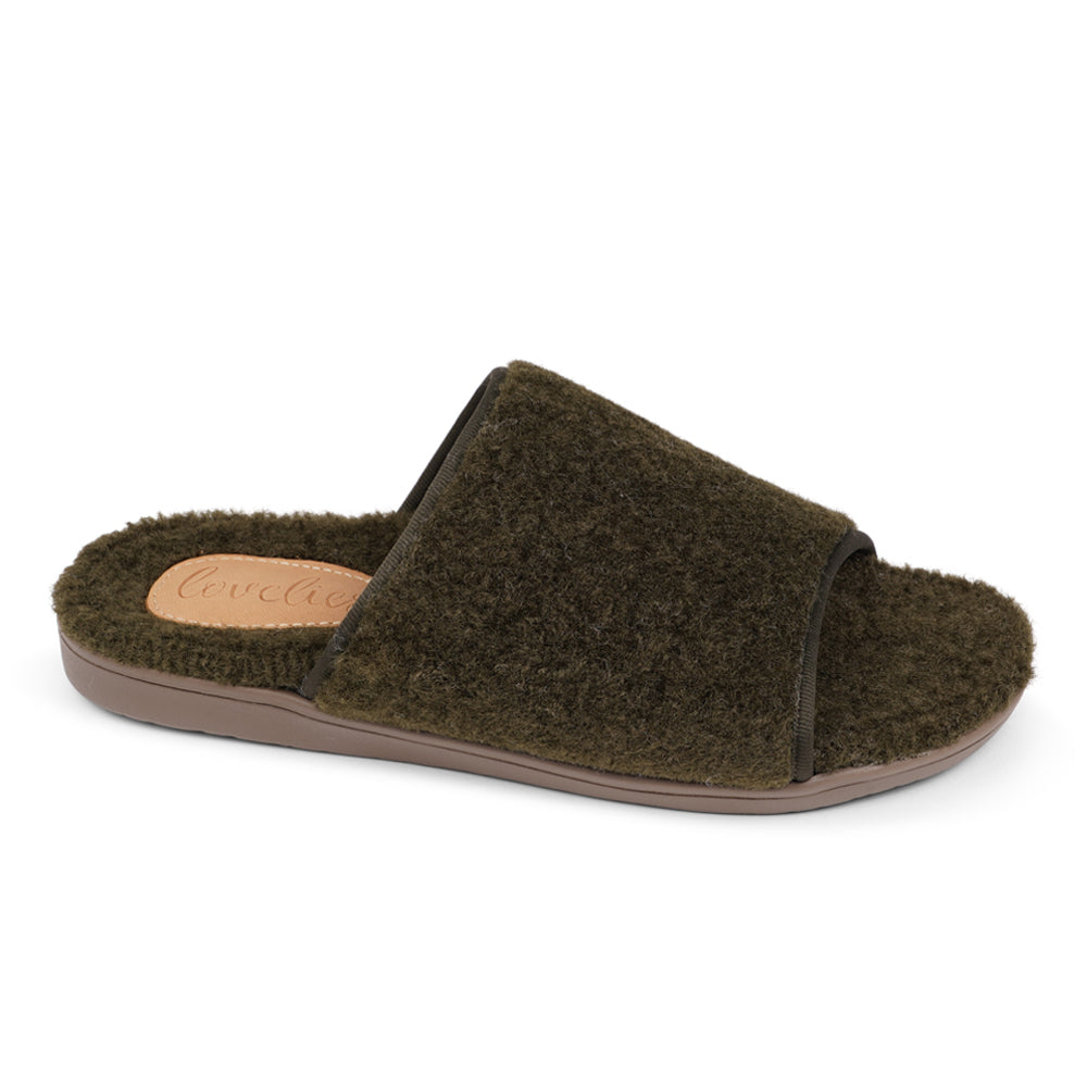 Soft and cosy lounge slippers Lovelies lounge slippers are the essence of comfortability. When you’re in the need of surrounding your feet in soft and warm slippers, Lovelies lounge slippers are the answer. With soft and durable soles, fine wool and a gorgeous design, you’ll never want to wear any other home-shoe to make you feel at ease. Enjoy your Lovelies! Material: Outsole / Insole : Rubber Footbed: Curly faux fur Lining: Curly faux fur Upper: Curly faux fur