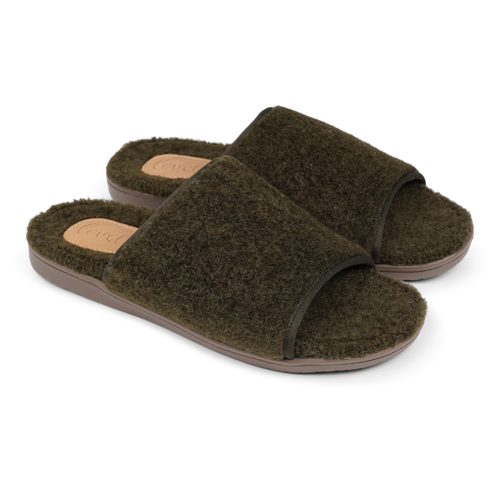 Soft and cosy lounge slippers  Lovelies lounge slippers are the essence of comfortability. When you’re in the need of surrounding your feet in soft and warm slippers, Lovelies lounge slippers are the answer. With soft and durable soles, fine wool and a gorgeous design, you’ll never want to wear any other home-shoe to make you feel at ease.  Enjoy your Lovelies!  See our Size Guide  Material:  Outsole / Insole : Rubber Footbed:  Curly faux fur Lining:  Curly faux fur Upper: Curly faux fur 