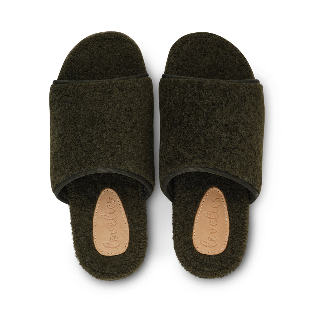 Soft and cosy lounge slippers  Lovelies lounge slippers are the essence of comfortability. When you’re in the need of surrounding your feet in soft and warm slippers, Lovelies lounge slippers are the answer. With soft and durable soles, fine wool and a gorgeous design, you’ll never want to wear any other home-shoe to make you feel at ease.  Enjoy your Lovelies!  See our Size Guide  Material:  Outsole / Insole : Rubber Footbed:  Curly faux fur Lining:  Curly faux fur Upper: Curly faux fur 