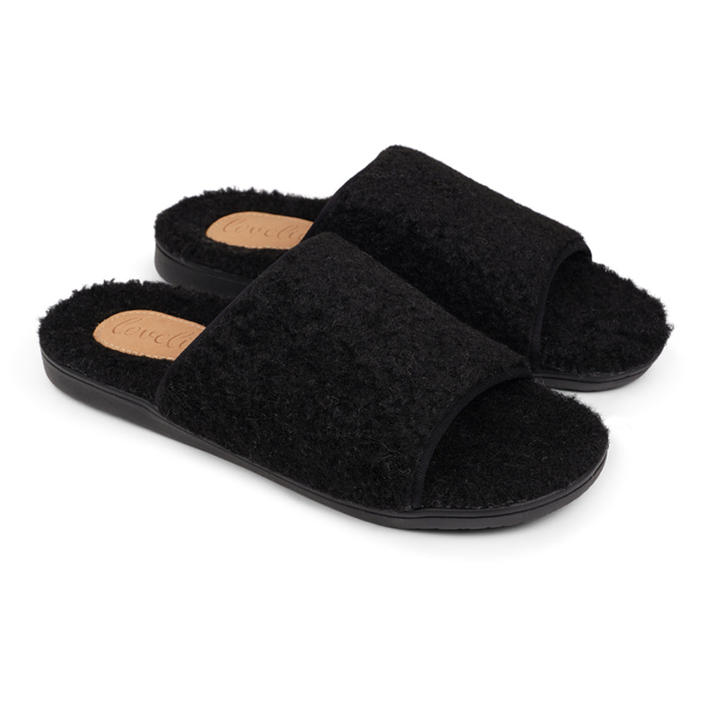 Soft and cosy lounge slippers  Lovelies lounge slippers are the essence of comfortability. When you’re in the need of surrounding your feet in soft and warm slippers, Lovelies lounge slippers are the answer. With soft and durable soles, fine wool and a gorgeous design, you’ll never want to wear any other home-shoe to make you feel at ease.  Enjoy your Lovelies!  See our Size Guide  Material:  Outsole / Insole : Rubber Footbed:  Curly faux fur Lining:  Curly faux fur Upper: Curly faux fur 