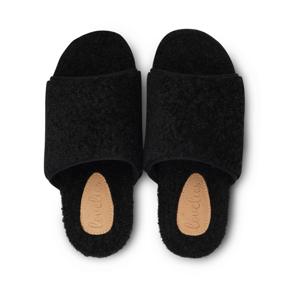 Soft and cosy lounge slippers  Lovelies lounge slippers are the essence of comfortability. When you’re in the need of surrounding your feet in soft and warm slippers, Lovelies lounge slippers are the answer. With soft and durable soles, fine wool and a gorgeous design, you’ll never want to wear any other home-shoe to make you feel at ease.  Enjoy your Lovelies!  See our Size Guide  Material:  Outsole / Insole : Rubber Footbed:  Curly faux fur Lining:  Curly faux fur Upper: Curly faux fur 
