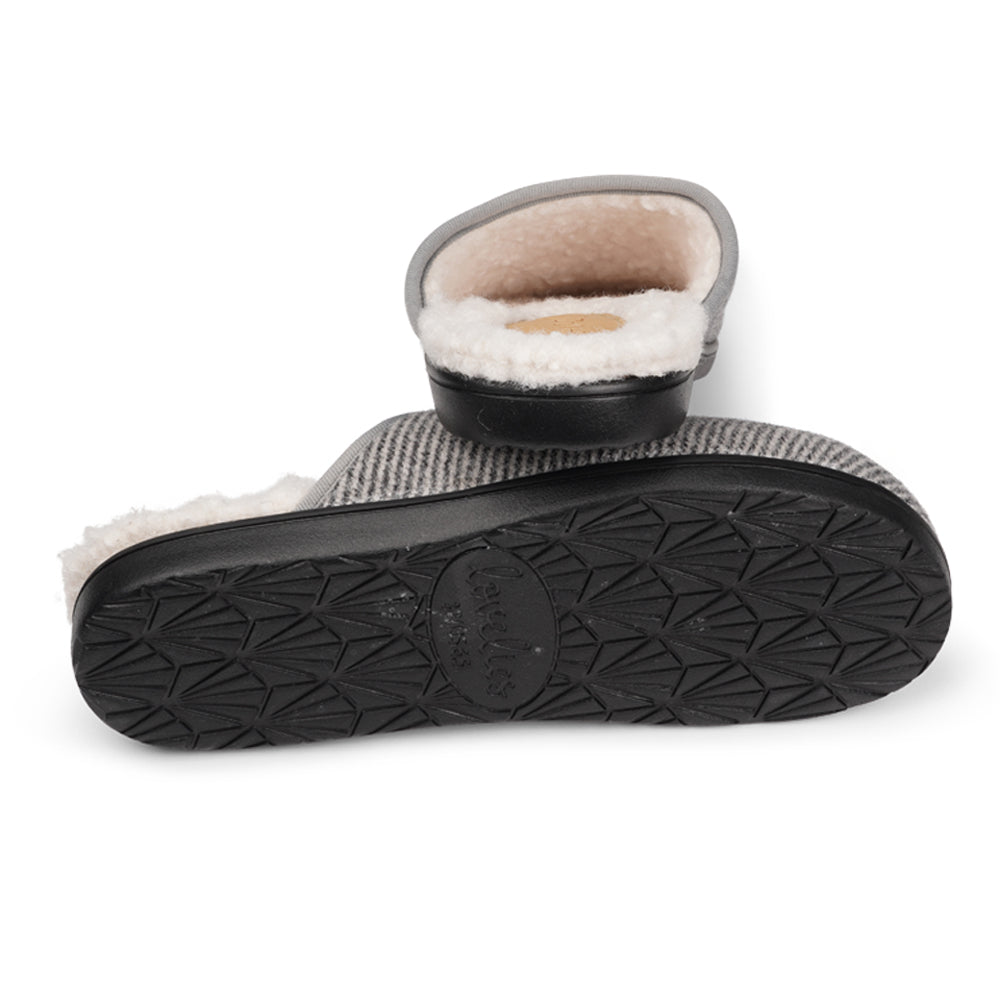 Soori Lounge slippers fra Lovelies Studio, These wonderful slippers will keep your feet warm and cozy. Soft and solid rubber sole and you can use them inside and outside.