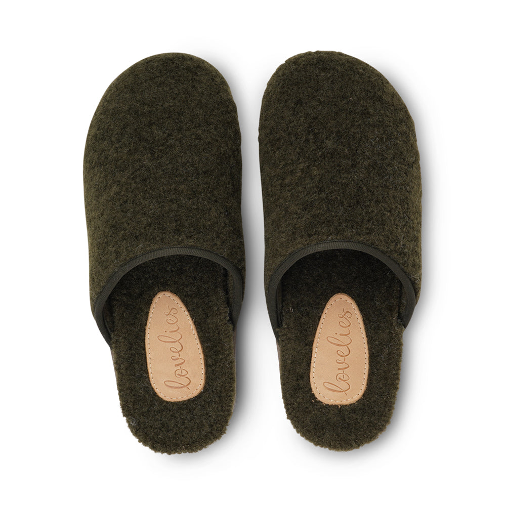 Soft and cosy lounge slippers  Lovelies lounge slippers are the essence of comfortability. When you’re in the need of surrounding your feet in soft and warm slippers, Lovelies lounge slippers are the answer. With soft and durable soles, fine wool and a gorgeous design, you’ll never want to wear any other home-shoe to make you feel at ease.  Enjoy your Lovelies!  See our Size Guide  Material:  Outsole / Insole : Rubber  Footbed: Curly faux fur Lining: Curly faux fur Upper: Curly faux fur