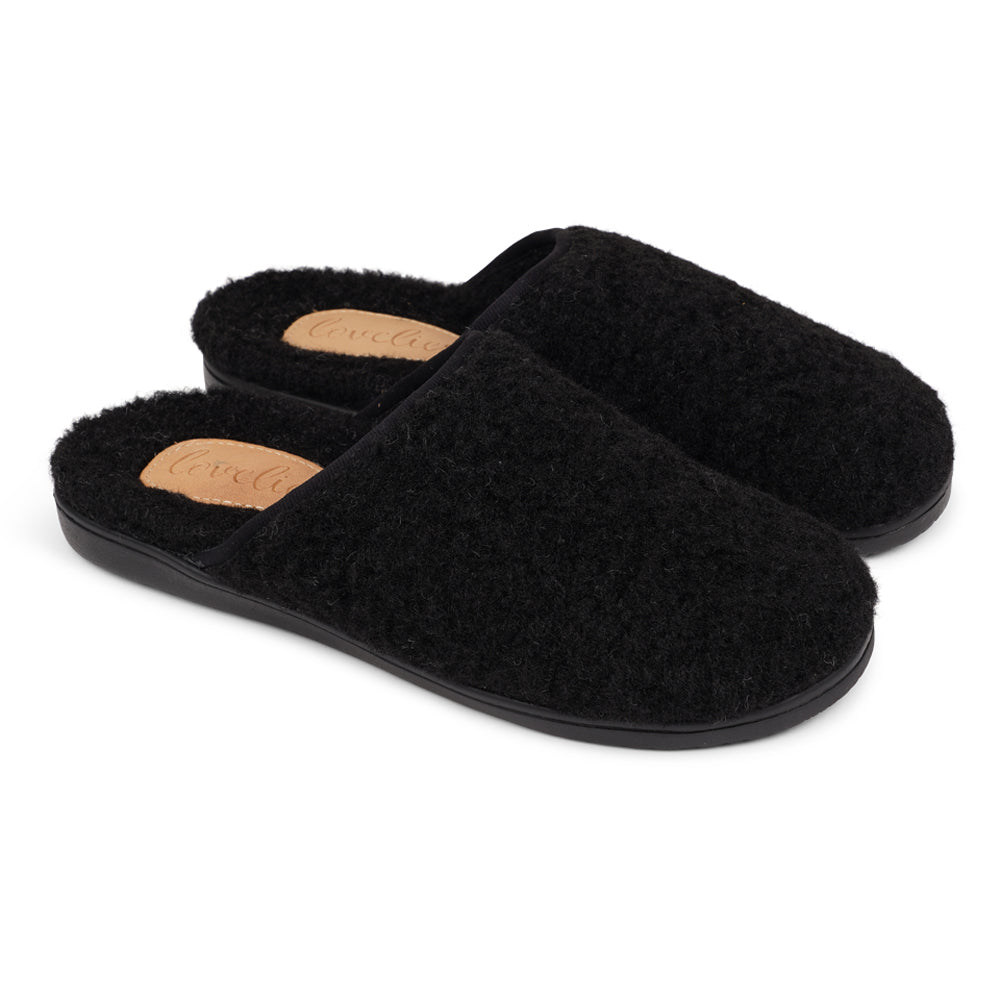 Soft and cosy lounge slippers  Lovelies lounge slippers are the essence of comfortability. When you’re in the need of surrounding your feet in soft and warm slippers, Lovelies lounge slippers are the answer. With soft and durable soles, fine wool and a gorgeous design, you’ll never want to wear any other home-shoe to make you feel at ease.  Enjoy your Lovelies!  See our Size Guide  Material:  Outsole / Insole : Rubber  Footbed: Curly faux fur Lining: Curly faux fur Upper: Curly faux fur