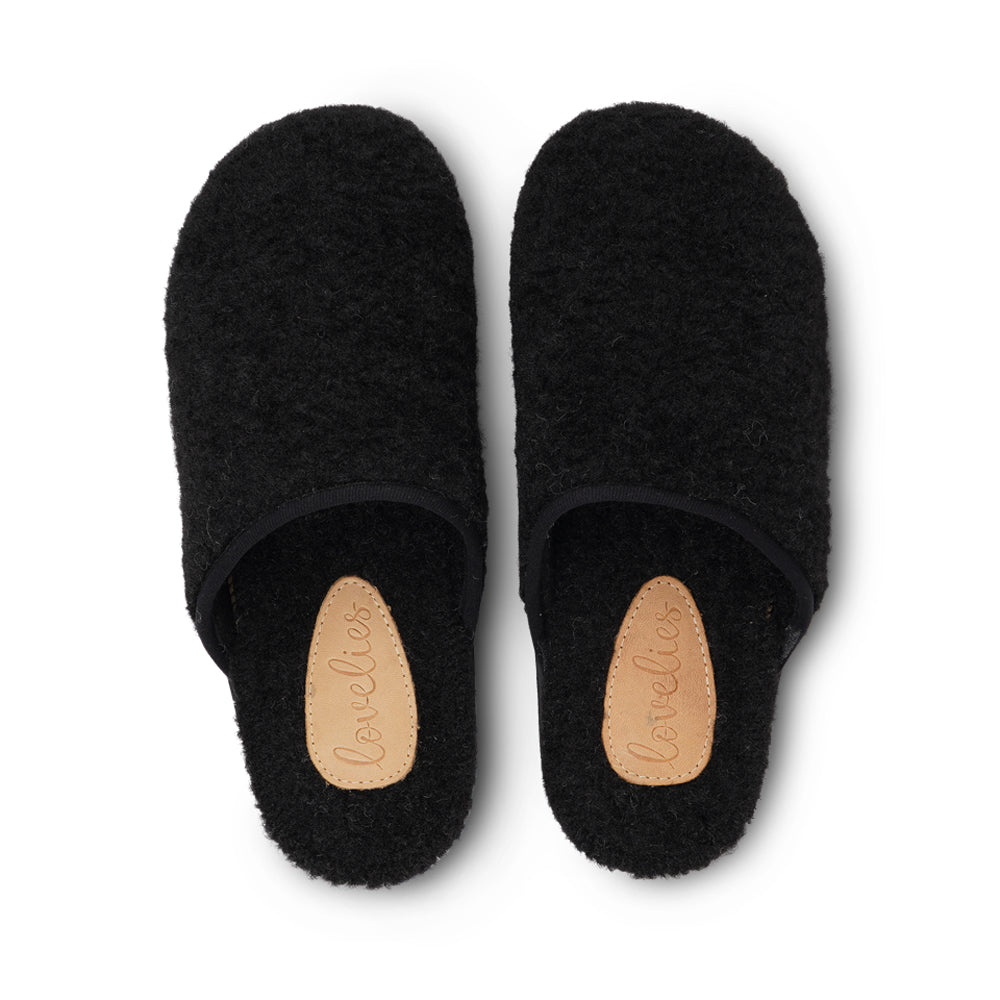 Soft and cosy lounge slippers  Lovelies lounge slippers are the essence of comfortability. When you’re in the need of surrounding your feet in soft and warm slippers, Lovelies lounge slippers are the answer. With soft and durable soles, fine wool and a gorgeous design, you’ll never want to wear any other home-shoe to make you feel at ease.  Enjoy your Lovelies!  See our Size Guide  Material:  Outsole / Insole : Rubber  Footbed: Curly faux fur Lining: Curly faux fur Upper: Curly faux fur