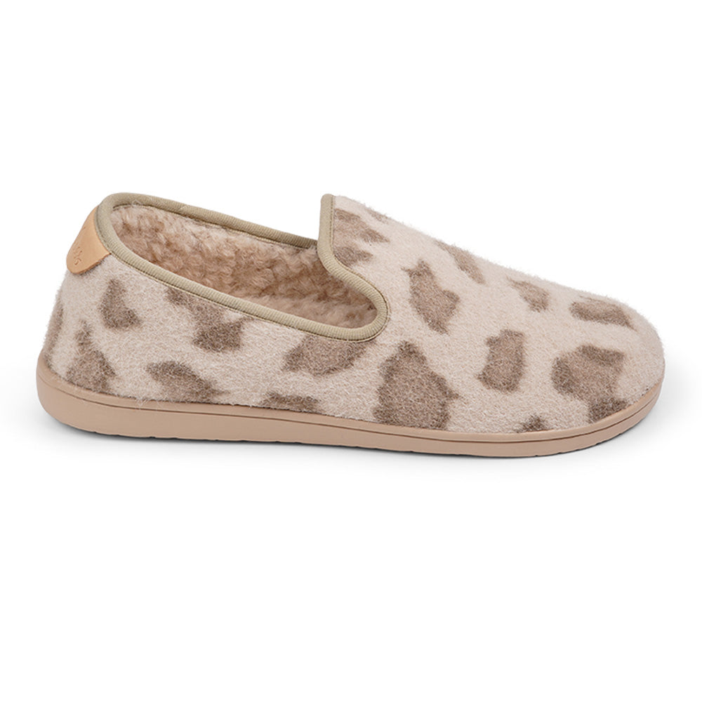 Lovelies Candi lounge slippers leopard taupe fur LL8504 Lovelies lounge slippers are the essence of comfortability. When you’re in the need of surrounding your feet in soft and warm slippers, Lovelies lounge slippers are the answer. With soft and durable soles, fine wool and a gorgeous design, you’ll never want to wear any other home-shoe to make you feel at ease.