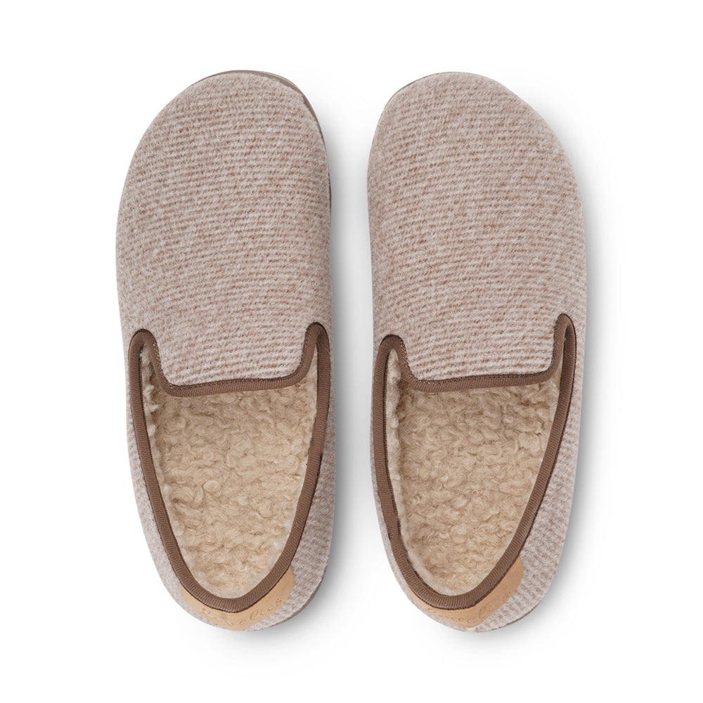 Soft and cosy lounge slippers Lovelies lounge slippers are the essence of comfortability. When you’re in the need of surrounding your feet in soft and warm slippers, Lovelies lounge slippers are the answer. With soft and durable soles, fine wool and a gorgeous design, you’ll never want to wear any other home-shoe to make you feel at ease. Enjoy your Lovelies! See our Size Guide Material: Outsole / Insole : Rubber Footbed: Curly faux fur Lining: Curly faux fur Upper: 80% Wool – 20% polyester