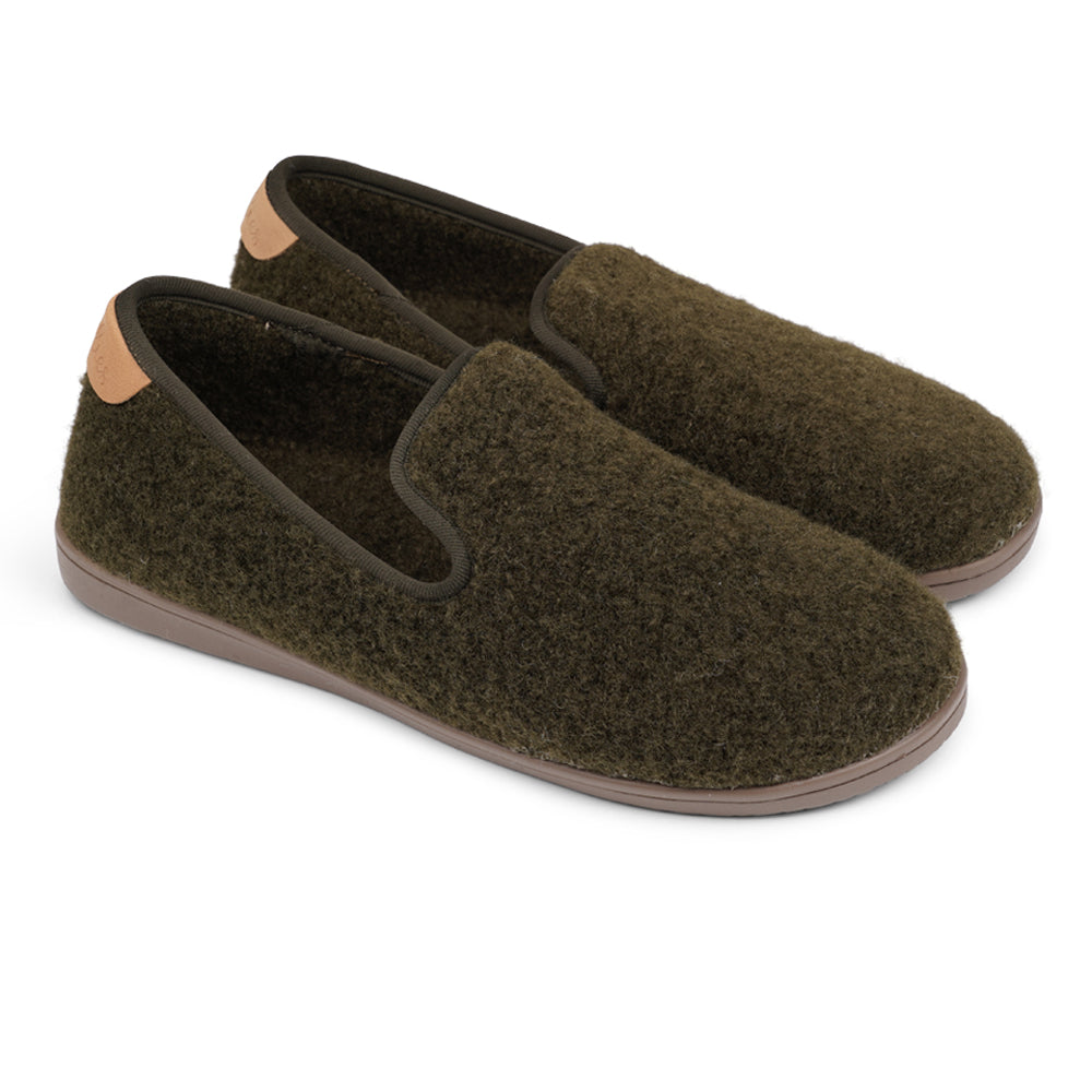 Soft and cosy lounge slippers  Lovelies lounge slippers are the essence of comfortability. When you’re in the need of surrounding your feet in soft and warm slippers, Lovelies lounge slippers are the answer. With soft and durable soles, fine wool and a gorgeous design, you’ll never want to wear any other home-shoe to make you feel at ease.  Enjoy your Lovelies!  See our Size Guide  Material:  Outsole / Insole : Rubber  Footbed: Curly faux fur Lining: Curly faux fur Upper: Curly faux fur