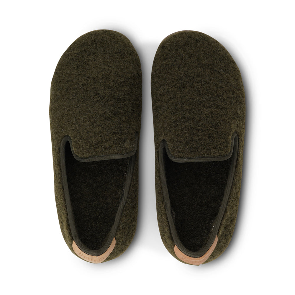 Soft and cosy lounge slippers  Lovelies lounge slippers are the essence of comfortability. When you’re in the need of surrounding your feet in soft and warm slippers, Lovelies lounge slippers are the answer. With soft and durable soles, fine wool and a gorgeous design, you’ll never want to wear any other home-shoe to make you feel at ease.  Enjoy your Lovelies!  See our Size Guide  Material:  Outsole / Insole : Rubber  Footbed: Curly faux fur Lining: Curly faux fur Upper: Curly faux fur