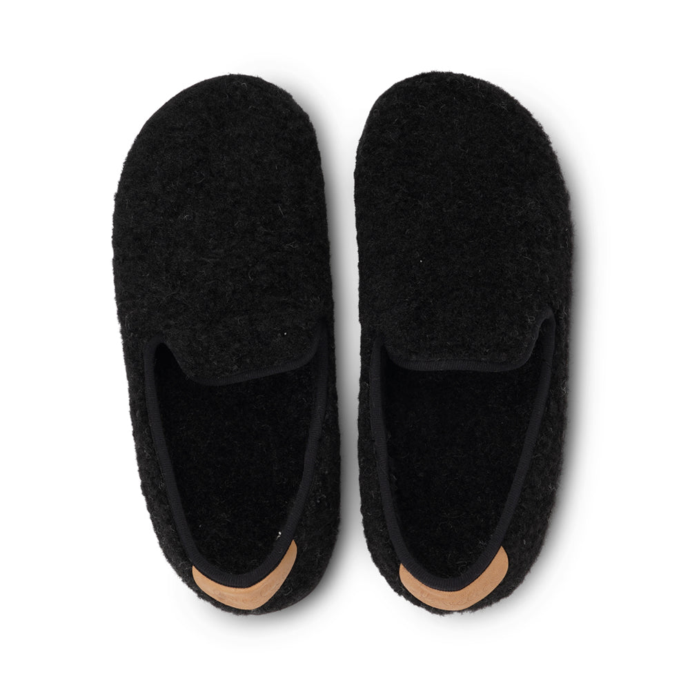 Soft and cosy lounge slippers  Lovelies lounge slippers are the essence of comfortability. When you’re in the need of surrounding your feet in soft and warm slippers, Lovelies lounge slippers are the answer. With soft and durable soles, fine wool and a gorgeous design, you’ll never want to wear any other home-shoe to make you feel at ease.  Enjoy your Lovelies!  See our Size Guide  Material:  Outsole / Insole : Rubber  Footbed: Curly faux fur Lining: Curly faux fur Upper: Curly faux fur