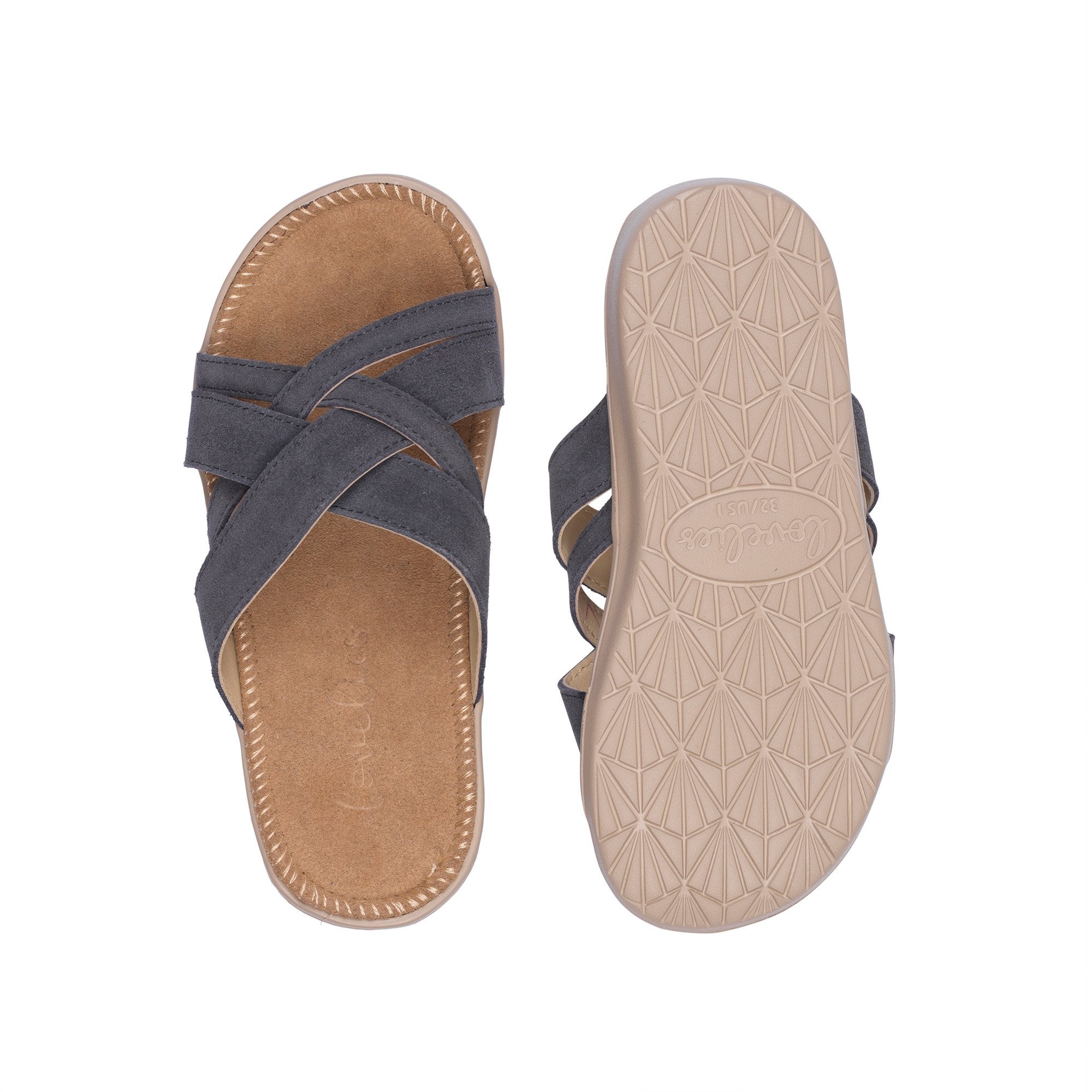 Sandals with straps of soft suede. The comfortable inner sole in covered with suede