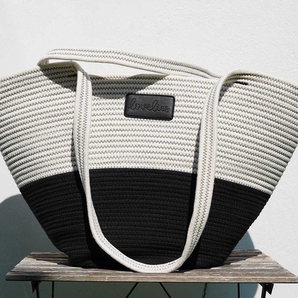 Marasusa the beautiful extra large cotton beach bag from Lovelies. Marasusa comes in 5 fantastic summer colours and is absolutely gorgeous.. For those cheerful springdays and warm sunny summerdays all you need is a gorgeous beach bag. With Marasusa you will have enough space for all your beach stuff from blankets, magazines to sunscreen Whether you’re off to a picnic, going shopping or having a lazy day at the beach, a Lovelies beach bag will be your true companion.