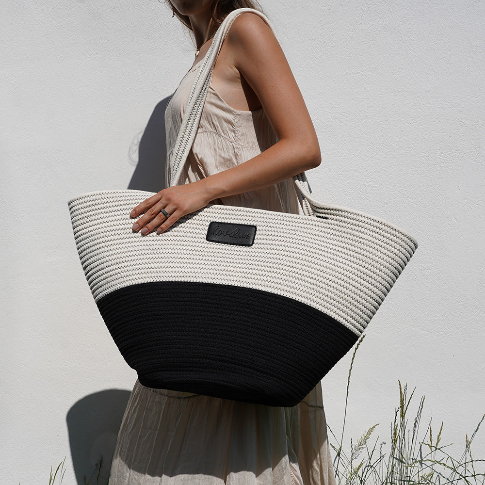Marasusa the beautiful extra large cotton beach bag from Lovelies. Marasusa comes in 5 fantastic summer colours and is absolutely gorgeous.. For those cheerful springdays and warm sunny summerdays all you need is a gorgeous beach bag. With Marasusa you will have enough space for all your beach stuff from blankets, magazines to sunscreen Whether you’re off to a picnic, going shopping or having a lazy day at the beach, a Lovelies beach bag will be your true companion.