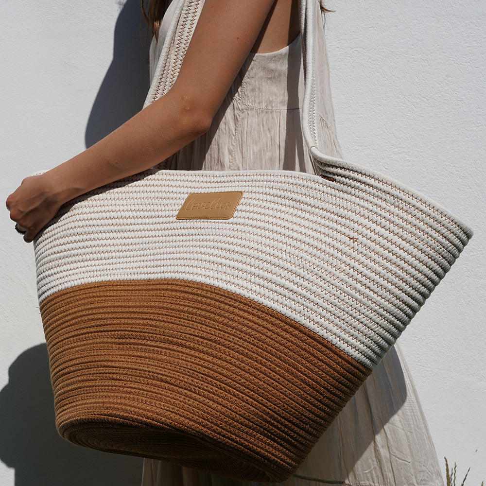 Marasusa the beautiful extra large cotton beach bag from Lovelies. Marasusa comes in 5 fantastic summer colours and is absolutely gorgeous.. For those cheerful springdays and warm sunny summerdays all you need is a gorgeous beach bag. With Marasusa you will have enough space for all your beach stuff from blankets, magazines to sunscreen Whether you’re off to a picnic, going shopping or having a lazy day at the beach, a Lovelies beach bag will be your true companion.