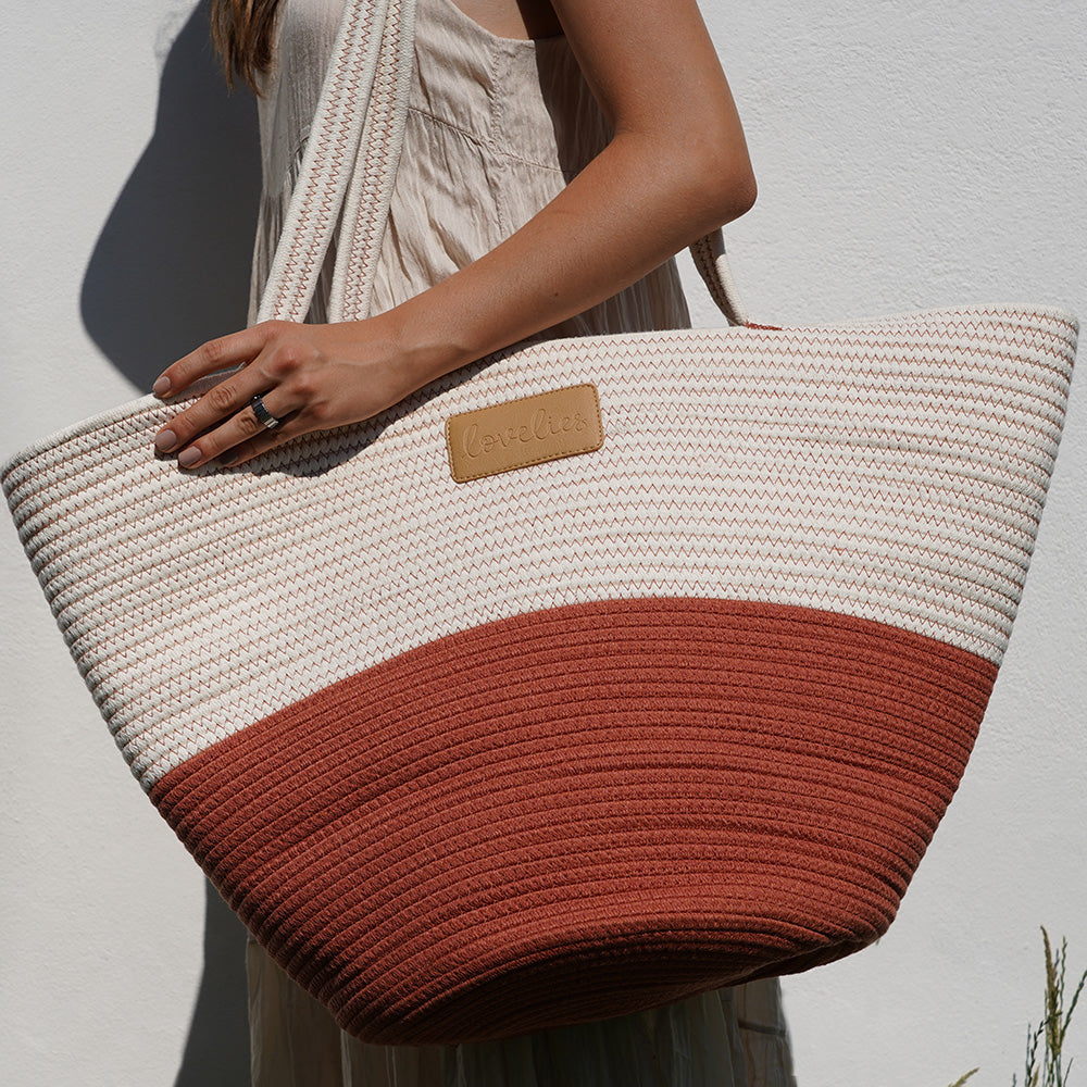 Marasusa the beautiful extra large cotton beach bag from Lovelies. Marasusa comes in 5 fantastic summer colours and is absolutely gorgeous.. For those cheerful springdays and warm sunny summerdays all you need is a gorgeous beach bag. With Marasusa you will have enough space for all your beach stuff from blankets, magazines to sunscreen Whether you’re off to a picnic, going shopping or having a lazy day at the beach, a Lovelies beach bag will be your true companion.